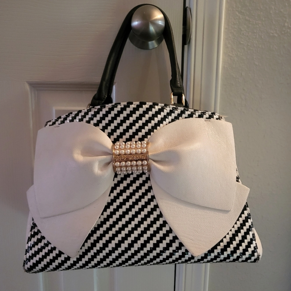 💕Beautiful Betsey Johson Purse!!